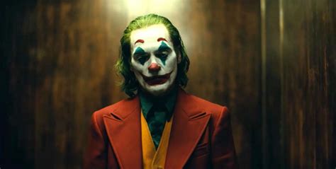 Joker Un portrait poignant d'un homme rejeté par la société et une réflexion sur la folie dans un monde corrompu !